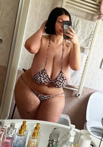 Click to view full size Putita de tetas gigantes y caídas, tiene las tetas más jugosas y lechosas que hay