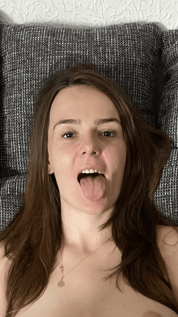 Click to view full size Simone is a horny slutmom ??