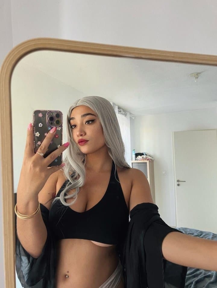 Click to view full size Sexy Christian Girl Showing her Body (SpicyHoney)