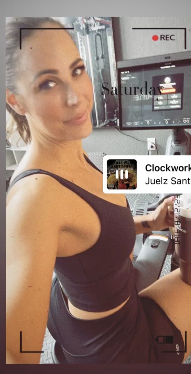 Click to view full size TikTok milf Robyn fields