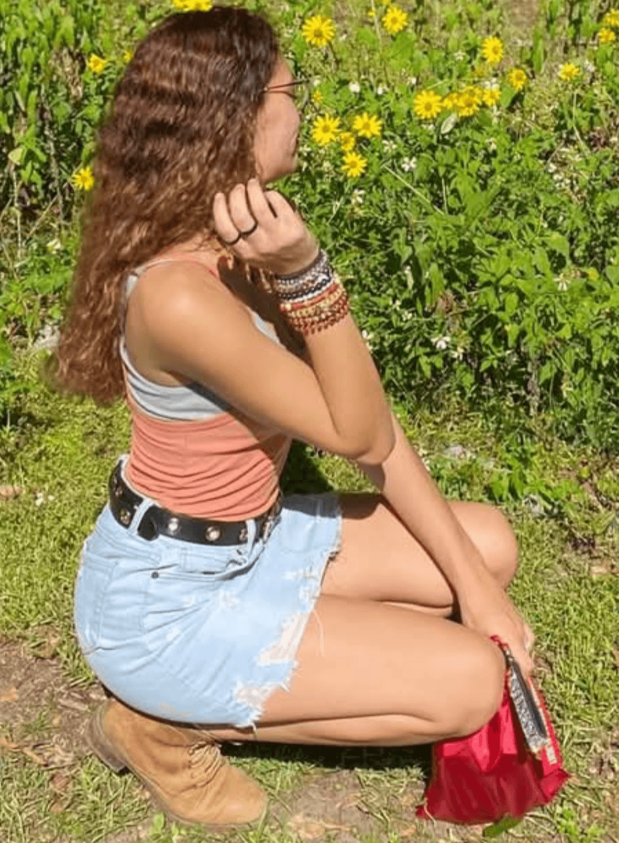 Click to view full size Hot girl aleigha Nice legs in shorts pretty face age 21