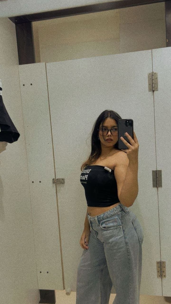 Click to view full size Young Indian slut steals the show exposing her young titties??