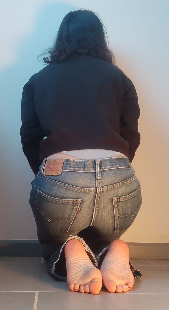 Click to view full size Chilean Girl With Ugly feet