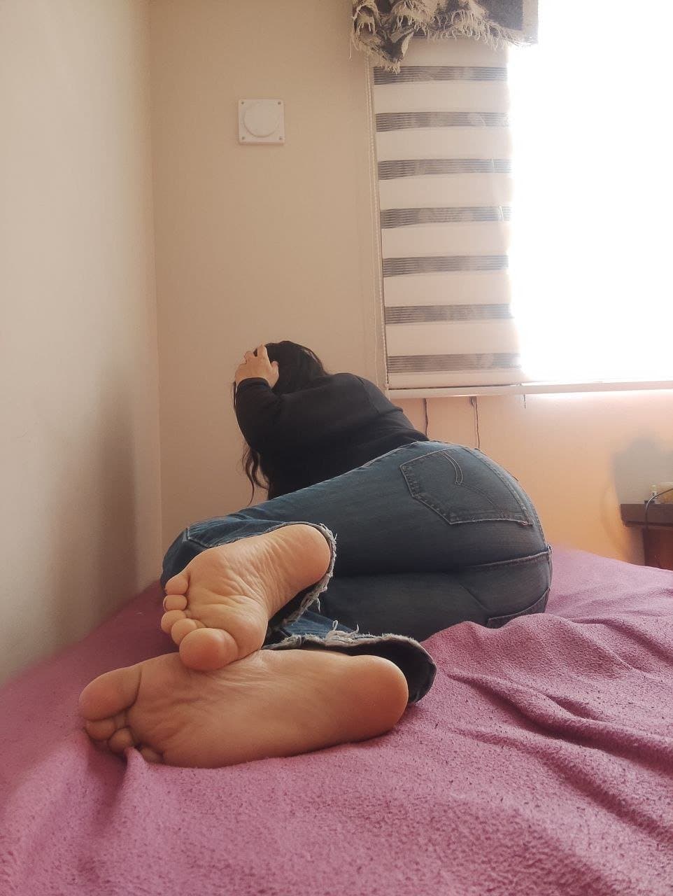 Click to view full size Chilean Girl With Ugly feet