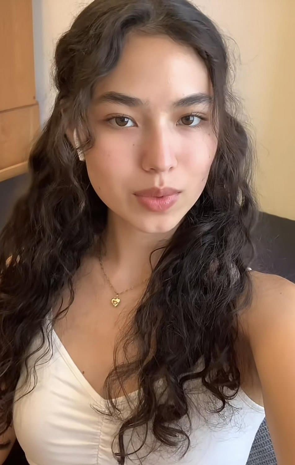 Click to view full size Her reddit is ellathrowaway19, her discord is soellaa and her ig is ellaa.nguyennn