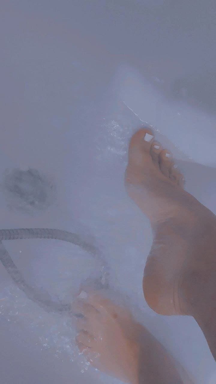 Click to view full size Chilean Girl With Ugly feet