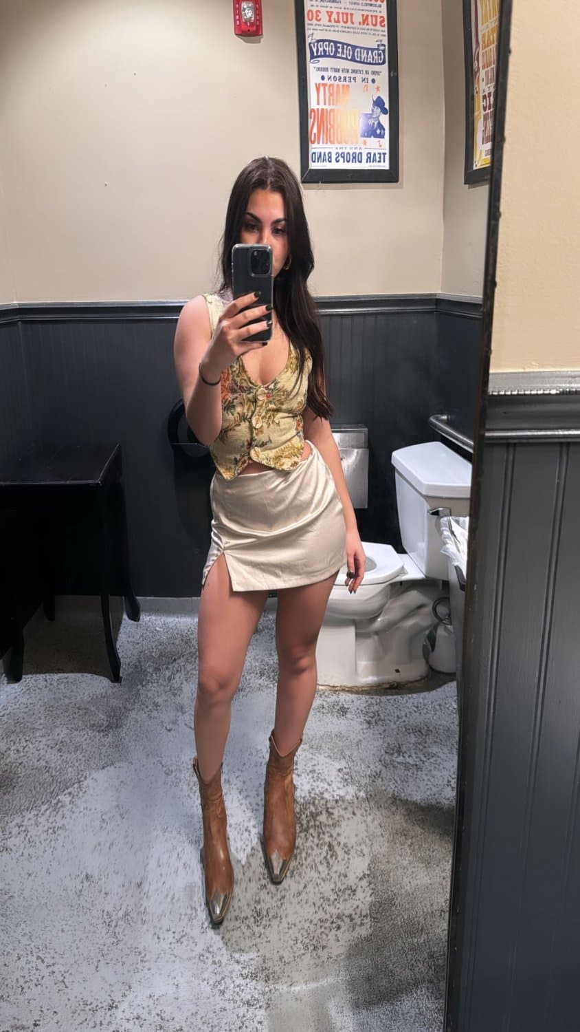 Click to view full size Whore kissing as many as she can on 21st