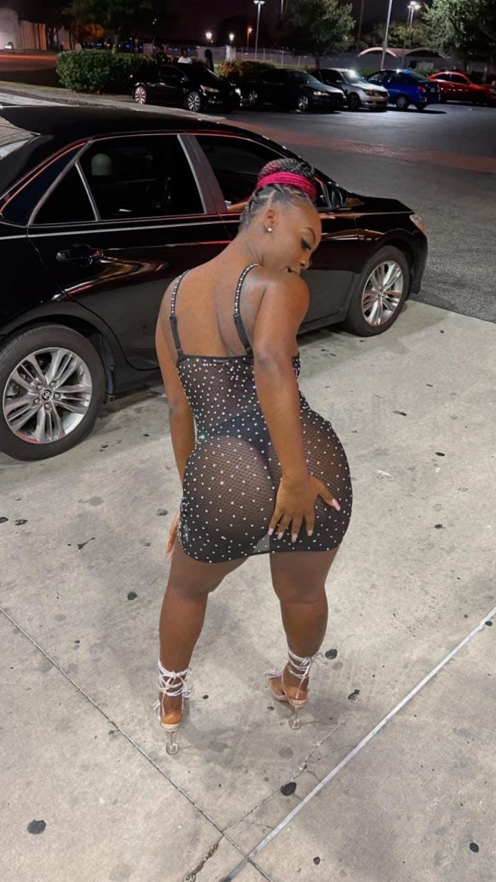 Click to view full size West Orlando baddie motion mel taking extreme backshots and get cumshot on her nice ass leaked