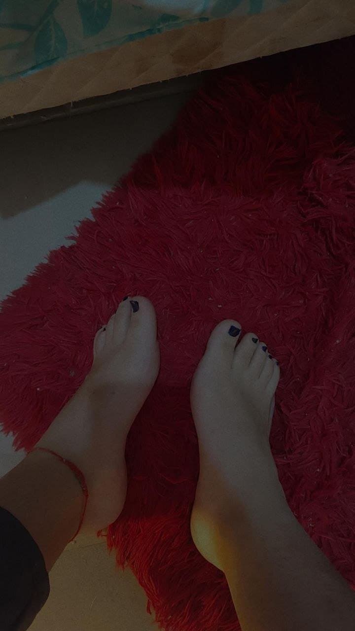Click to view full size Chilean Girl With Ugly feet