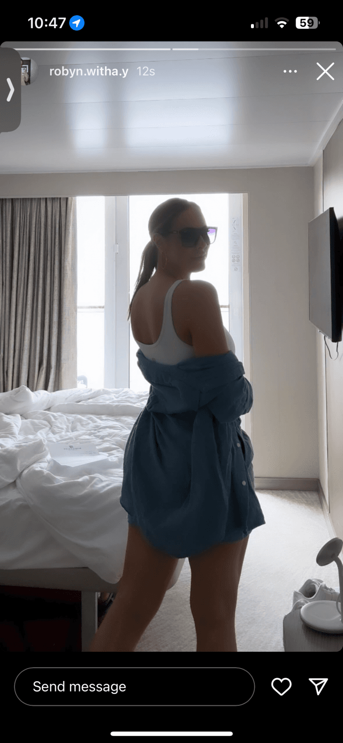 Click to view full size TikTok milf Robyn fields