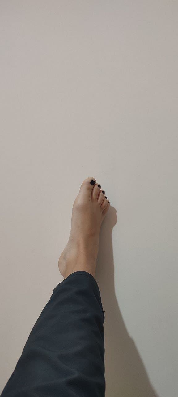 Click to view full size Chilean Girl With Ugly feet