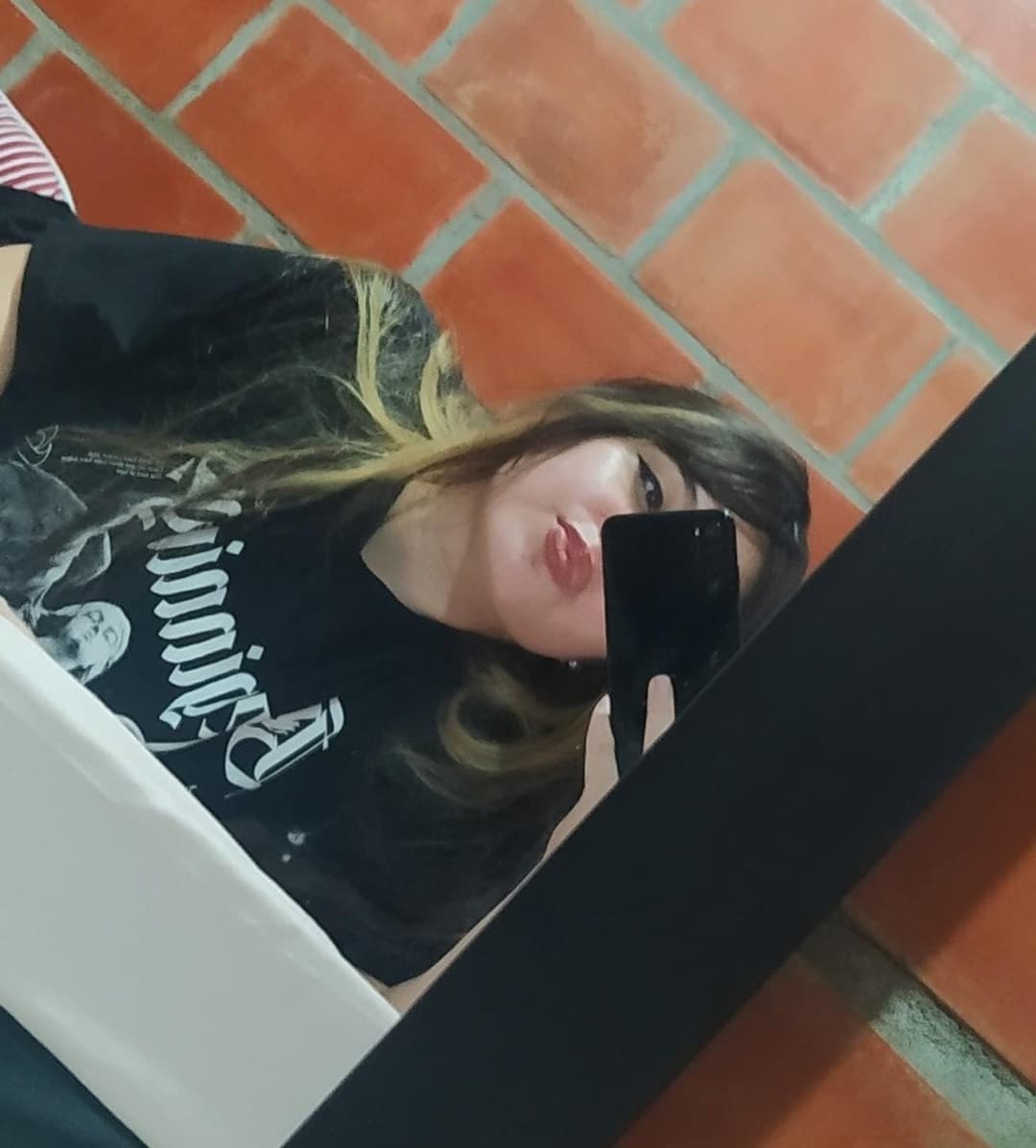 Click to view full size disfruta del culo de esta puta