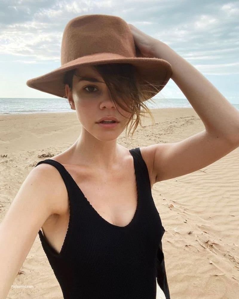 Click to view full size Maia Mitchell So Fucking Sexy with those Petite Suckable Tits & Hot Ass Great Edging material ??