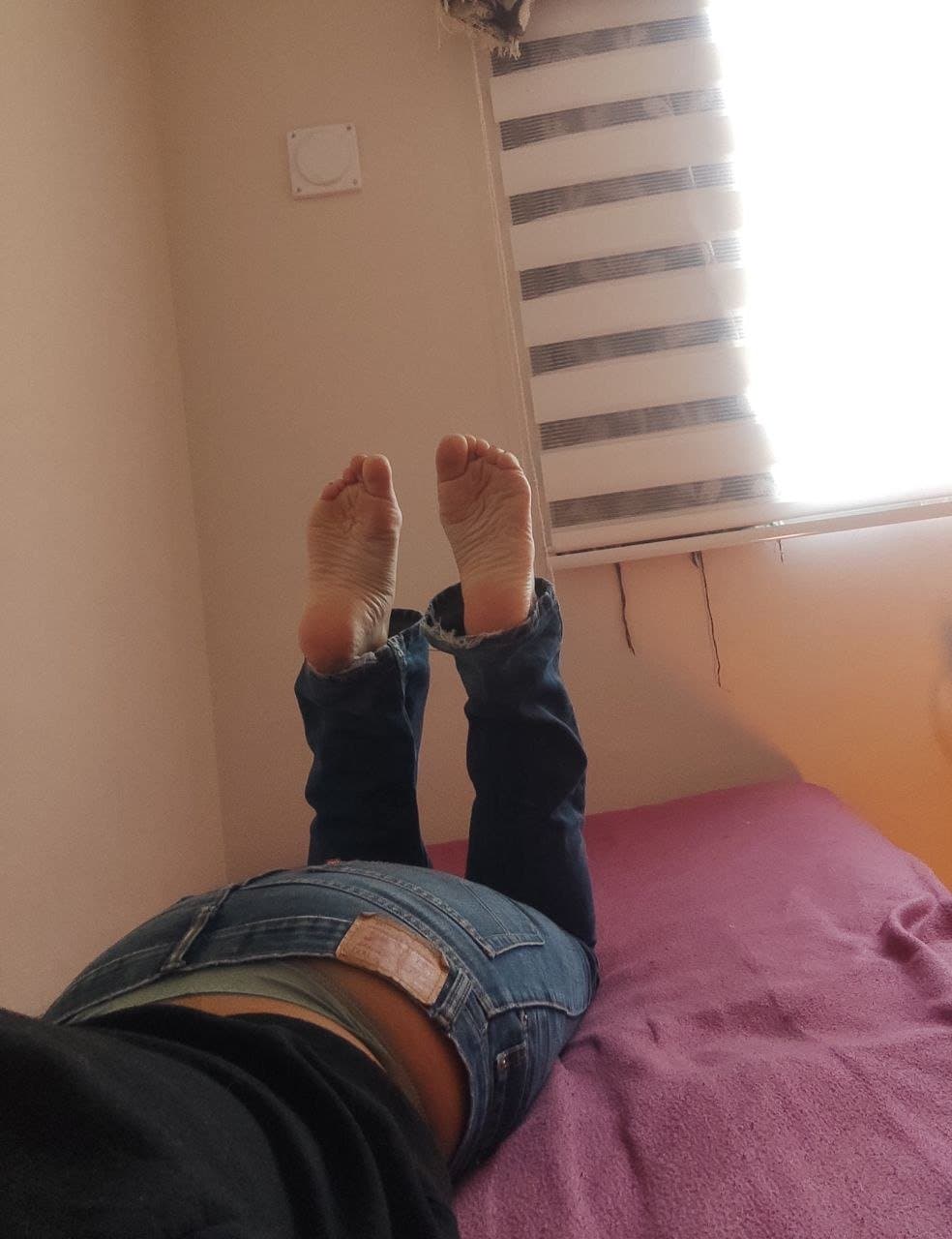 Click to view full size Chilean Girl With Ugly feet