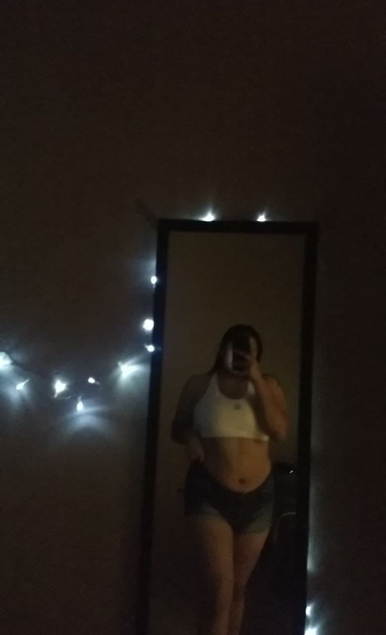 Click to view full size Karen una puta muy sexy de 21 años disfruta de sacarse fotos hot para exhibirse