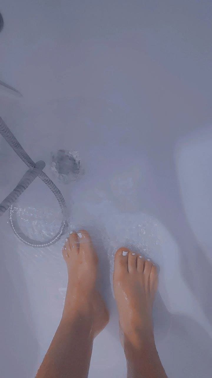 Click to view full size Chilean Girl With Ugly feet