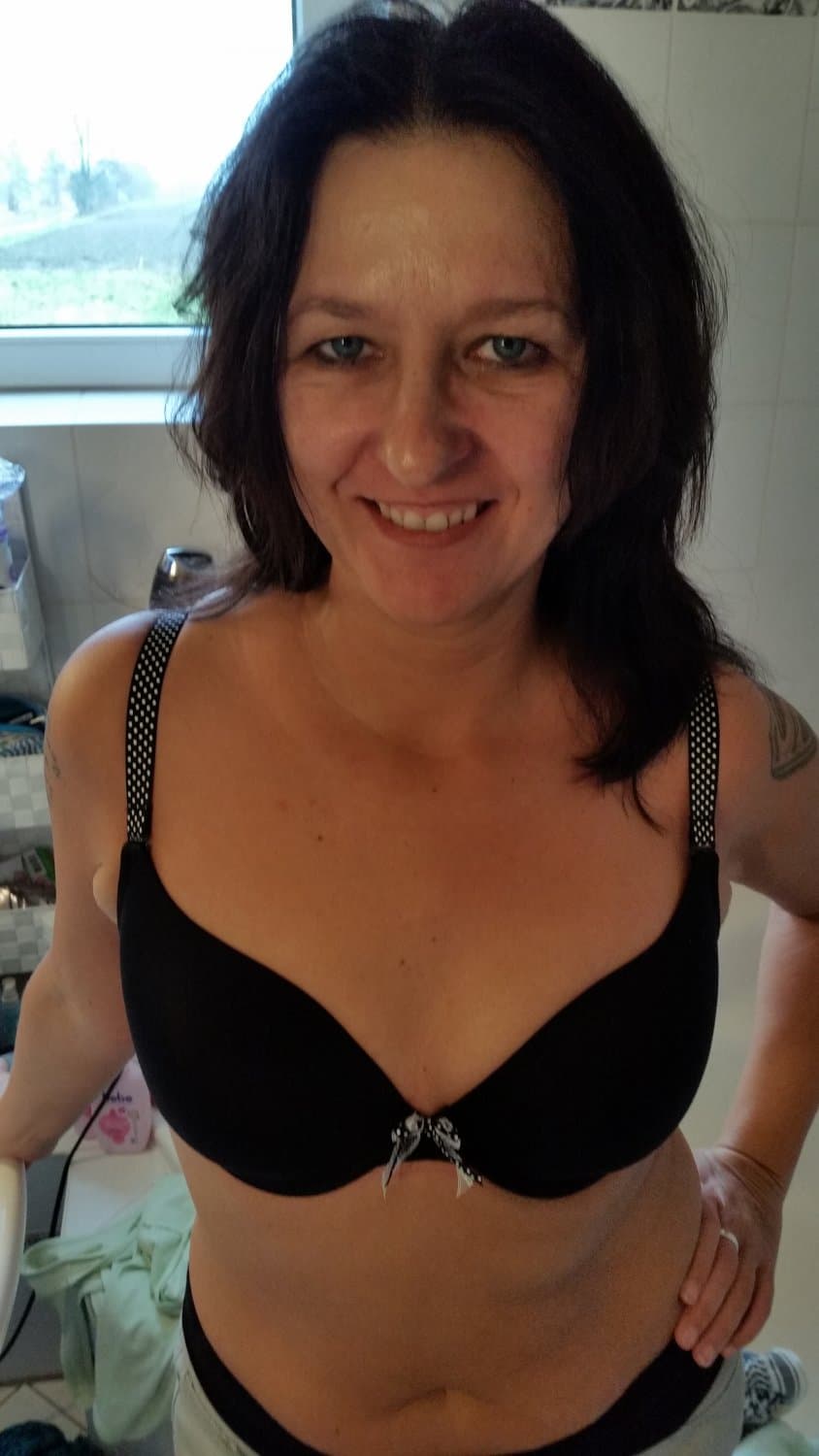 Click to view full size Hier sehr Ihr Victoria die Dorfschlampe, die wirklich jedem Ihre scheide zeigt. z wichsen weltweit