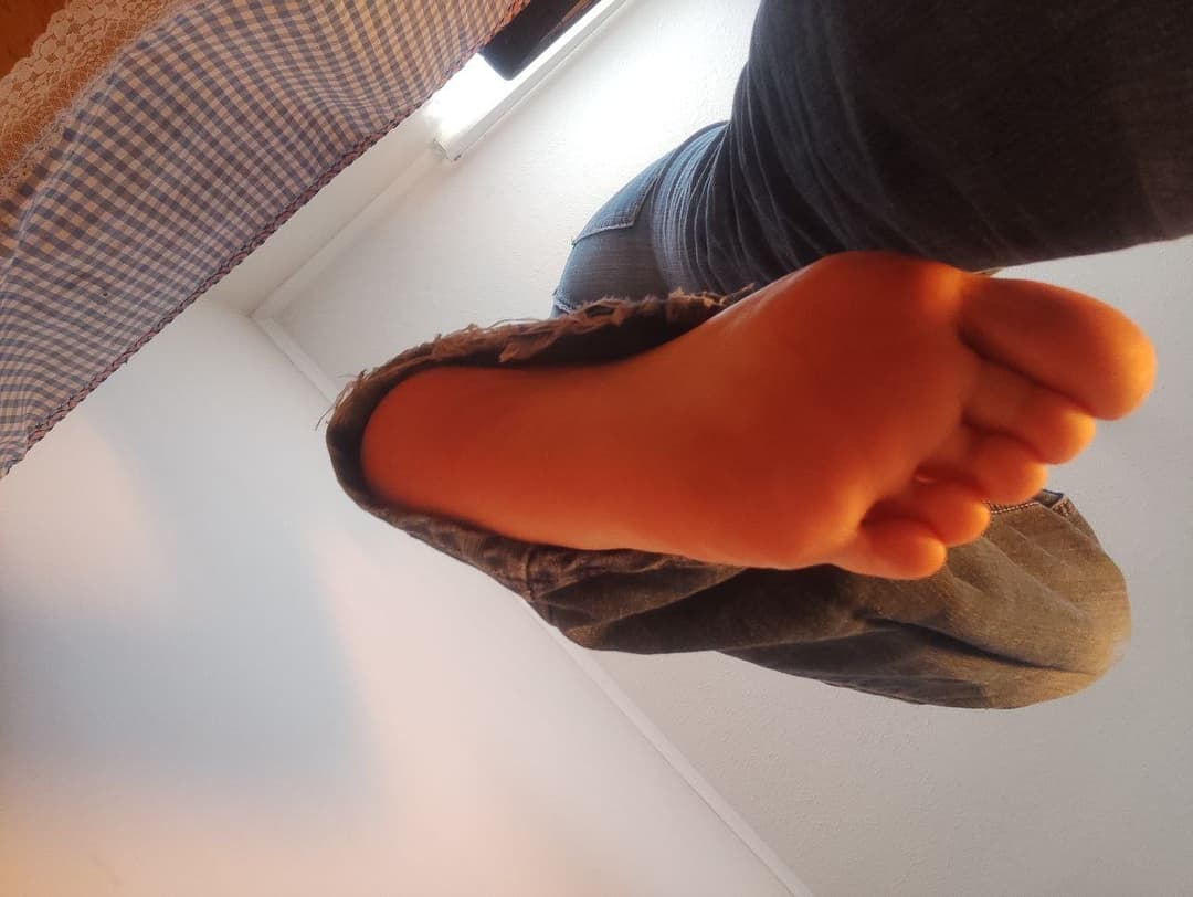 Click to view full size Chilean Girl With Ugly feet