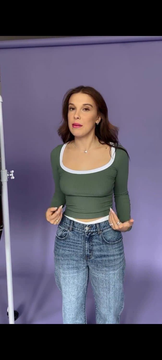 Click to view full size Deu até para ver os peitinhos mucho dela que tesão tão aproveitando no máximo seu corpo