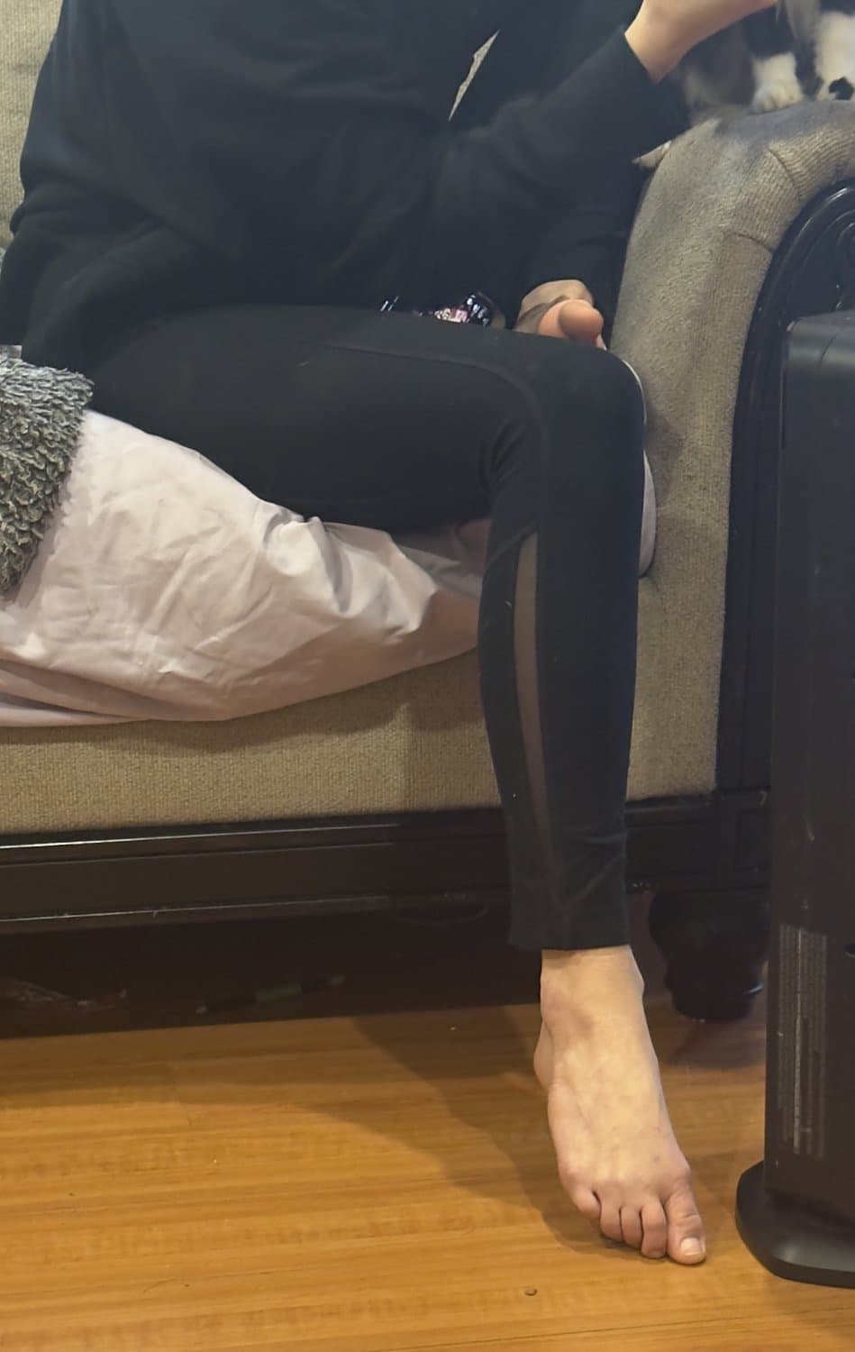 Click to view full size Wife’s sexy feet creepin couch size 6