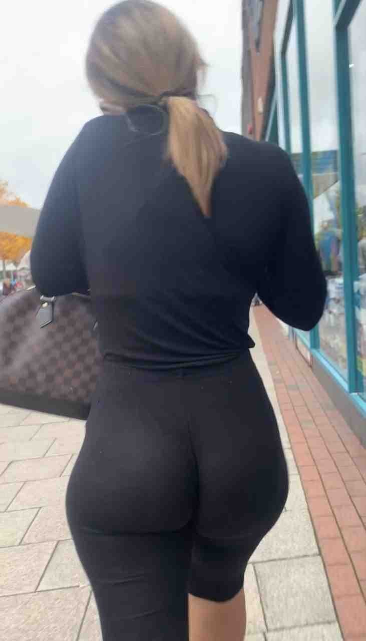 Click to view full size Voyeur callejero- me imagino separando esas ricas nalgas con mis manos y lamerle todo su culito??