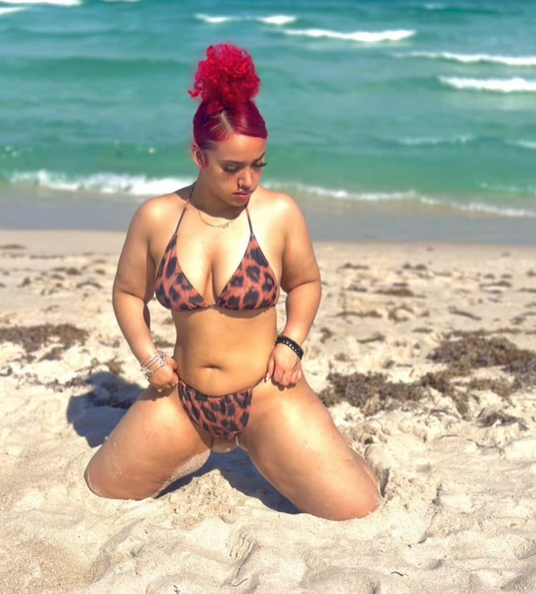 Click to view full size She knows know to show that body off