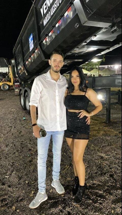 Click to view full size Gostosa de maquinha vazada