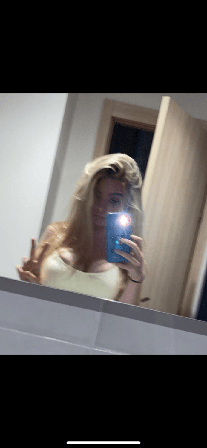 Click to view full size Snap slut Rose showing what a good fuck toy she can be