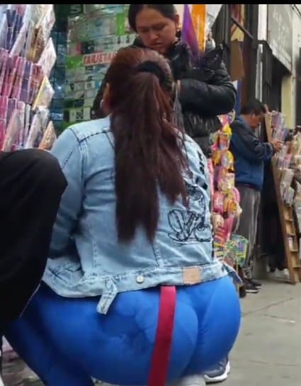 Click to view full size Mega culona en la calle ?