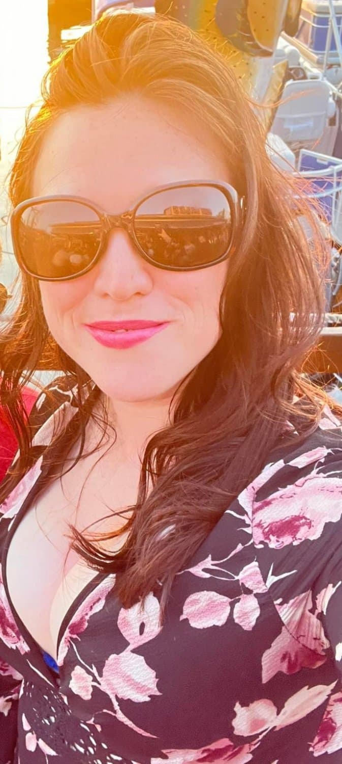 Click to view full size Slut Nurse wants to pull a train LeAkEd