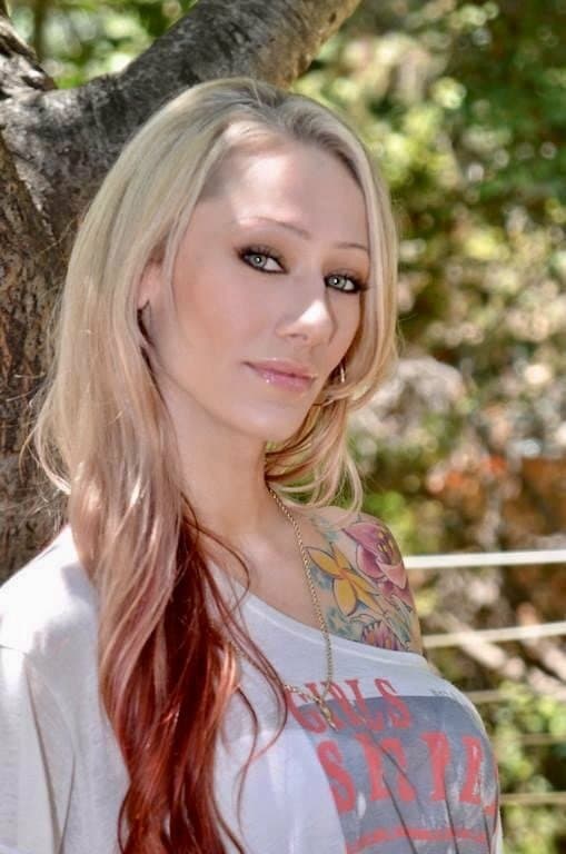 Click to view full size Thot mommy didn’t want her big bouncy tits on camera - flash