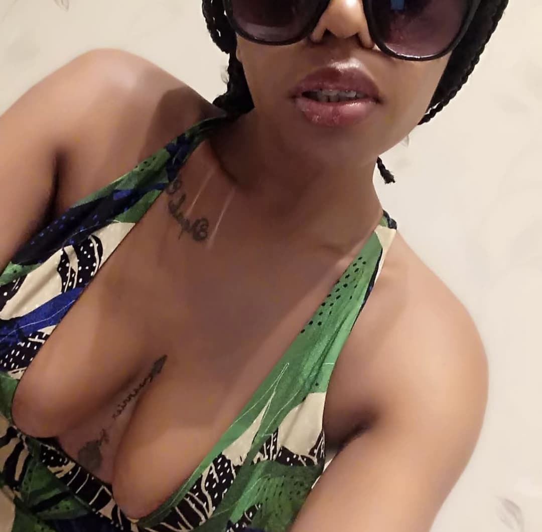 Click to view full size Coroa negra peituda gostosa e safada caiu na net se exibindo| Milf black tits