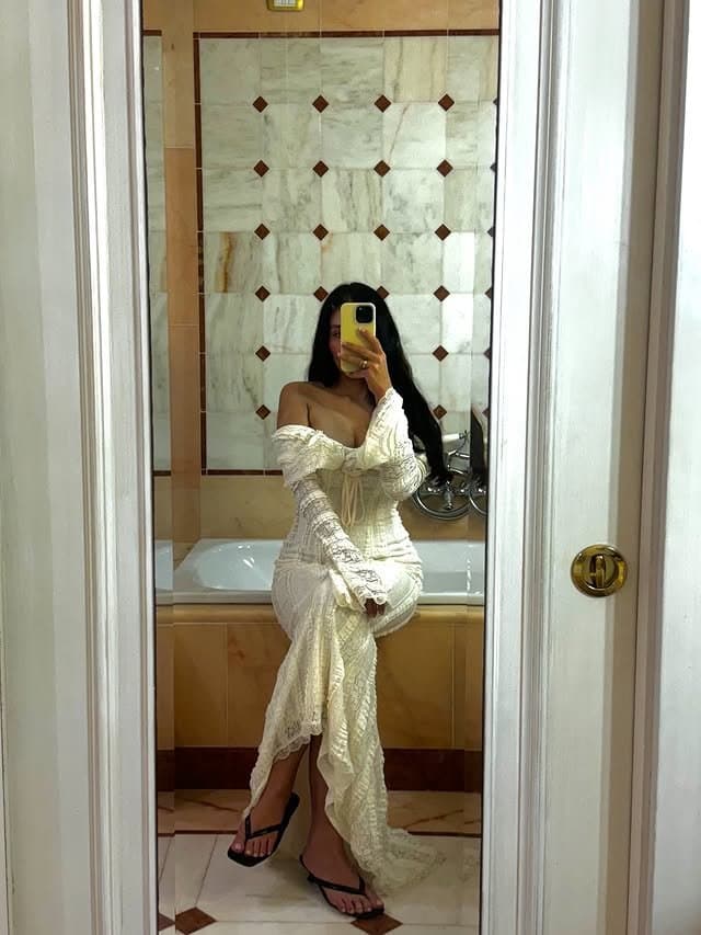 Click to view full size Luxury whore with fuckable mouth and tits