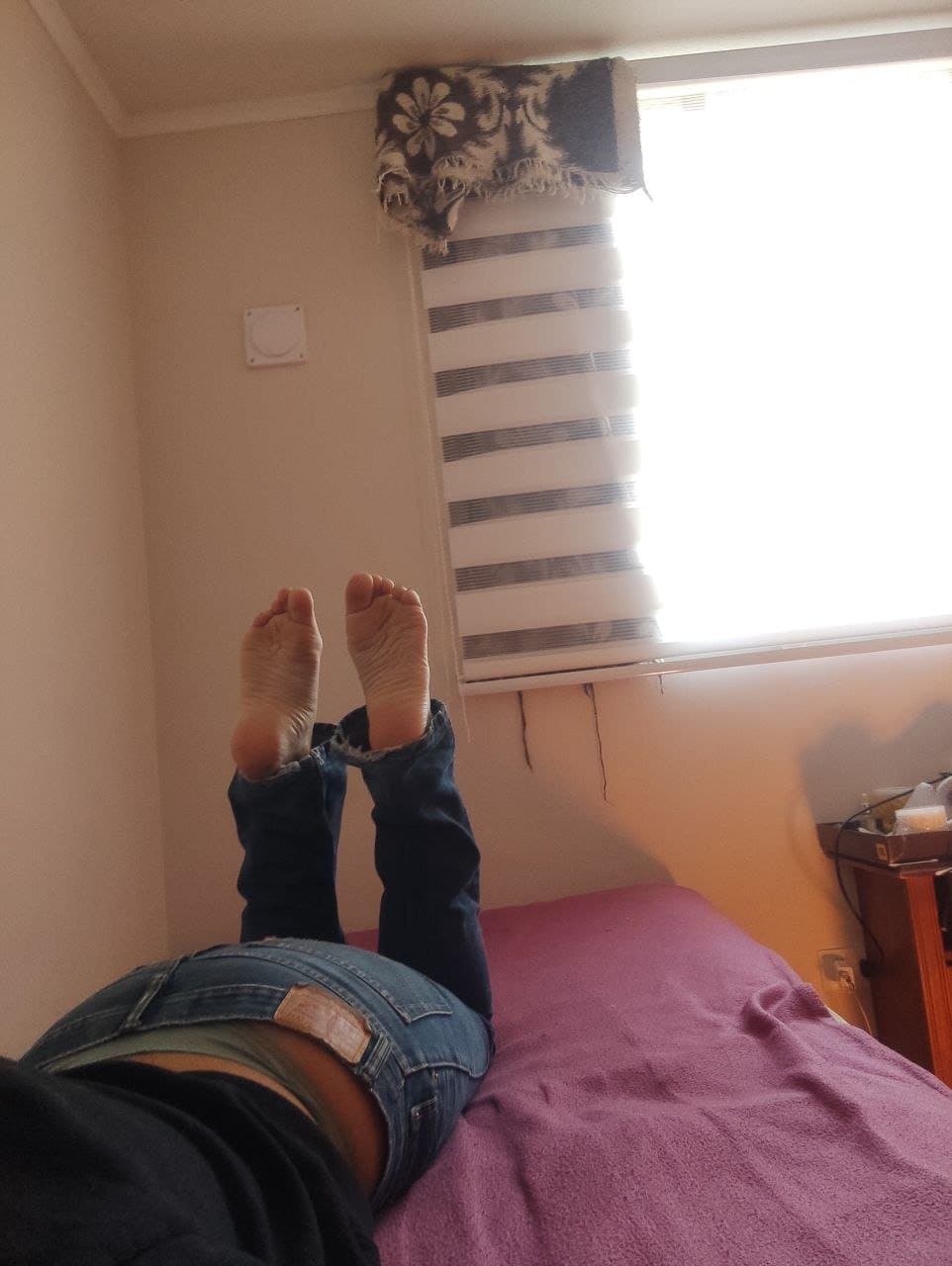 Click to view full size Chilean Girl With Ugly feet