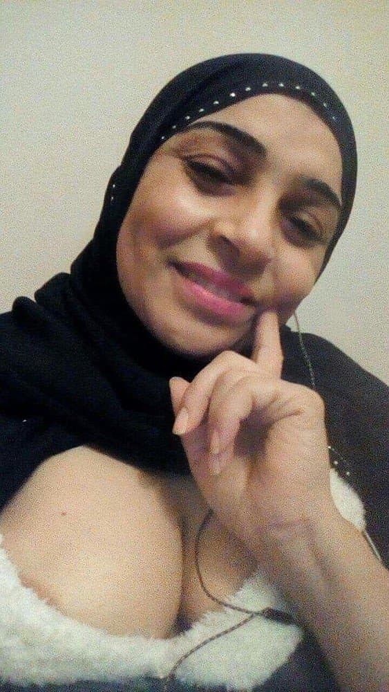 Click to view full size Arab milf Show her boobs and booty ???