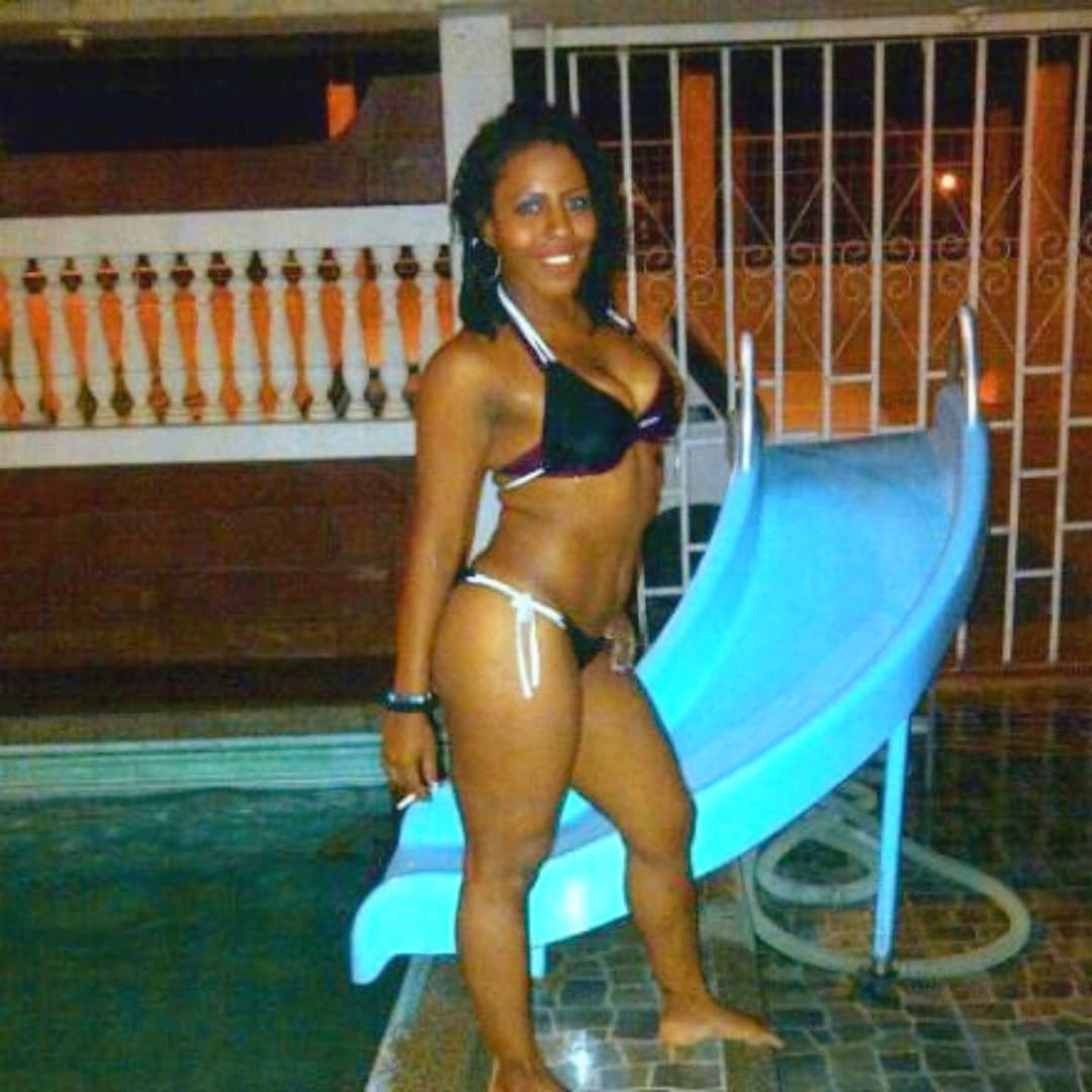 Click to view full size Valeria Cortéz - Bailarina de "Baila la Noche" - la conocí en la playa y me envía fotos sexy