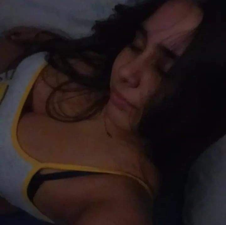 Click to view full size Iris, a mais gostosa desse site, gozem bastante pra ela seus punheteiros!