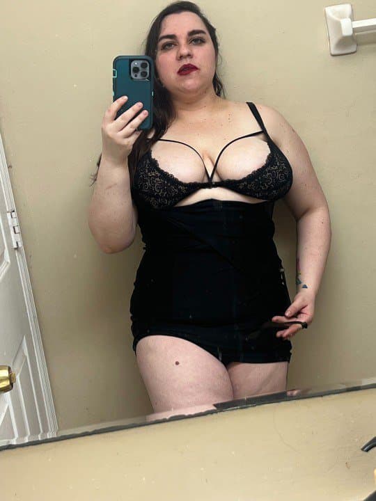 Click to view full size Gordinha se exibindo com as lingeries