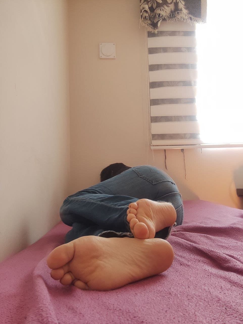 Click to view full size Chilean Girl With Ugly feet