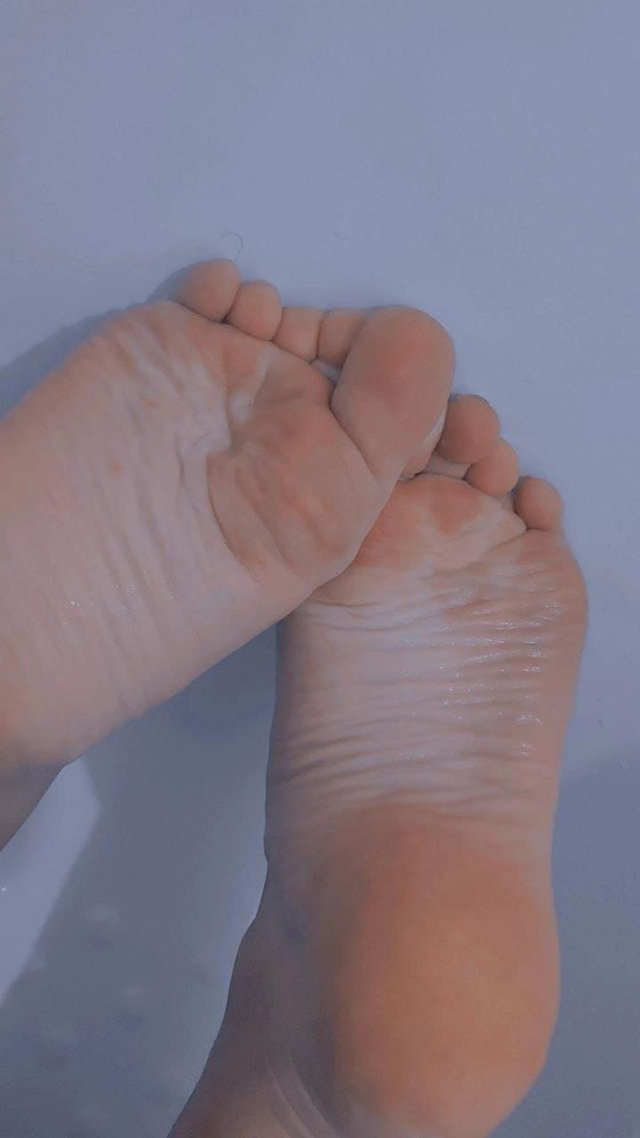 Click to view full size Chilean Girl With Ugly feet