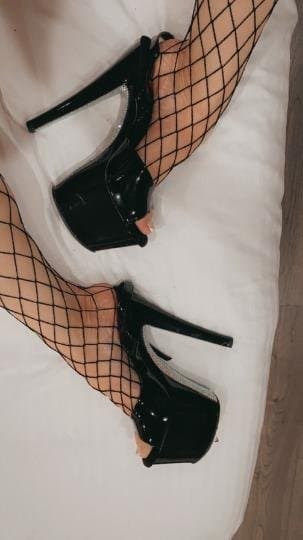 Click to view full size 35 Married middle School Mom escort that her kiddo that just graduated that I f yesterday loves bbc