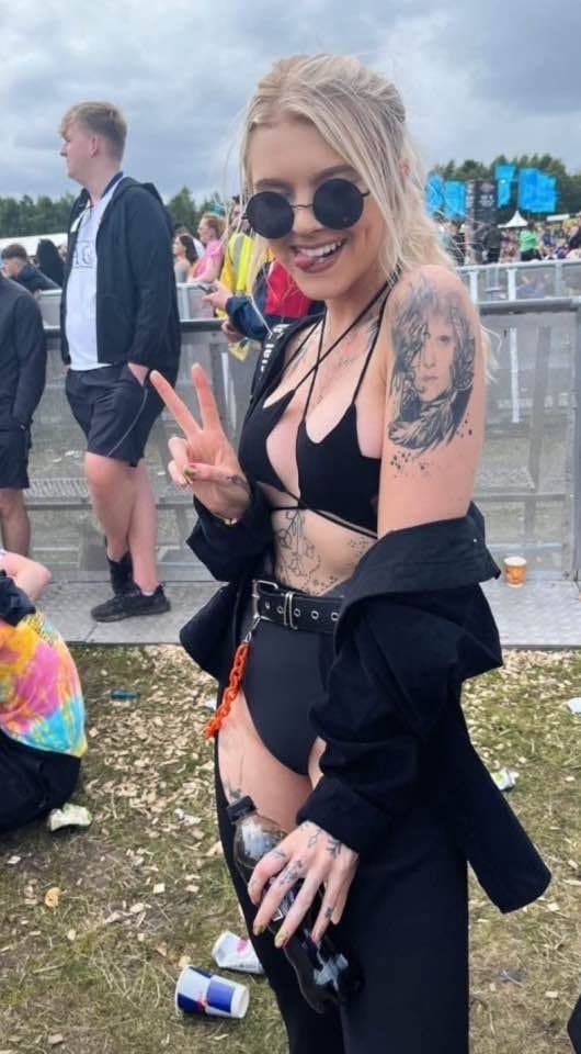 Click to view full size The bimbofication of Courtney Young. Kik: shortp9 to goon with me