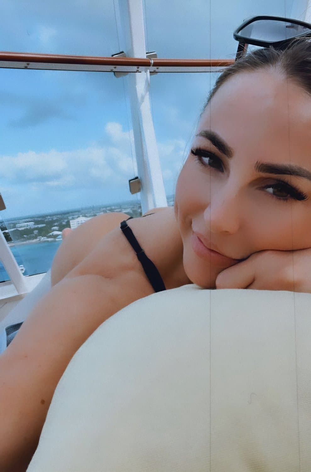 Click to view full size TikTok milf Robyn fields