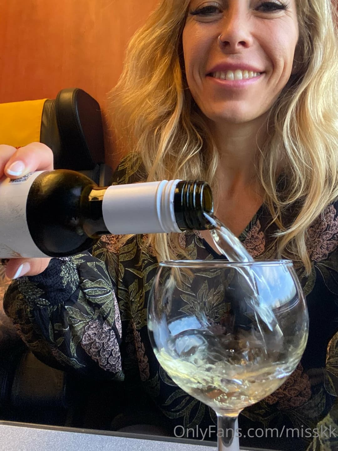 Click to view full size MissKKYour Friends Hot MomKelly Jenson