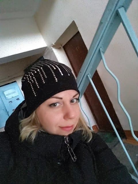 Click to view full size Very pretty woman - Anna