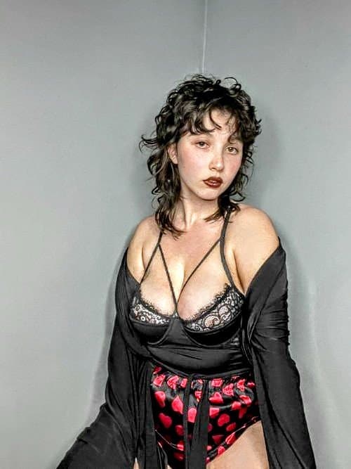 Click to view full size Big DD Balloons Amateur Web Slut