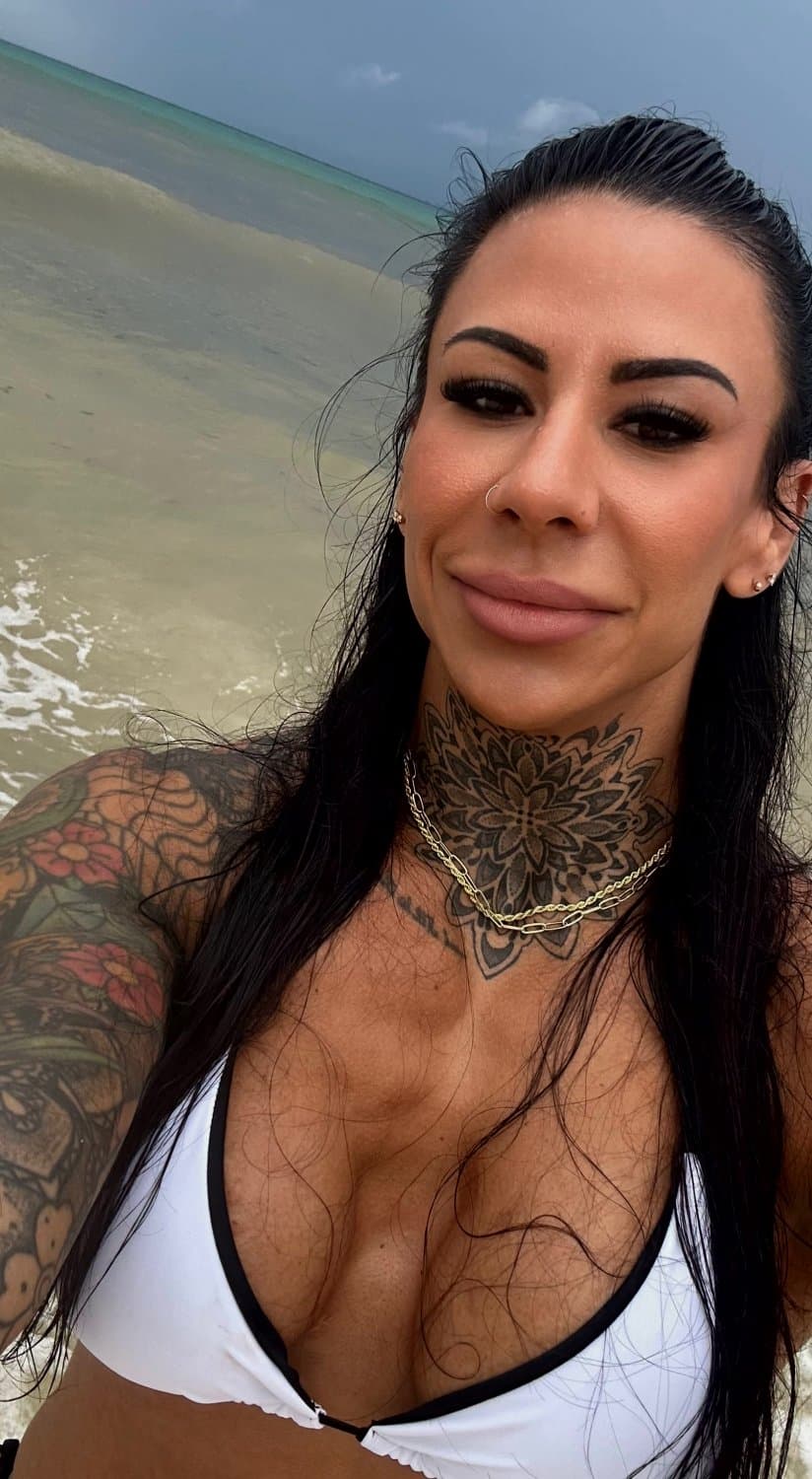 Click to view full size Fit and needy, want to make you hungry every day