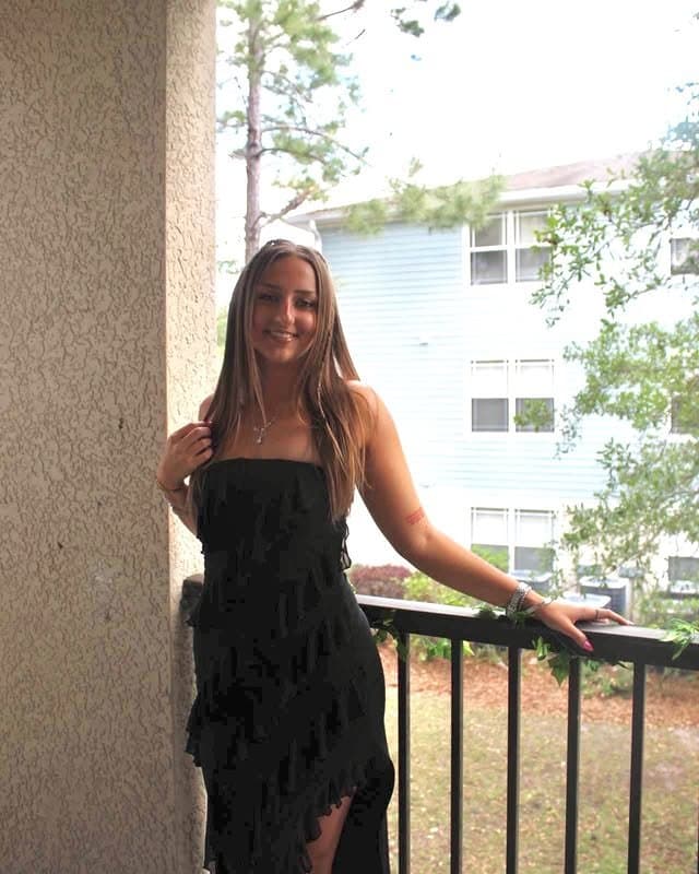 Click to view full size Sexy bubble butt teen Calista