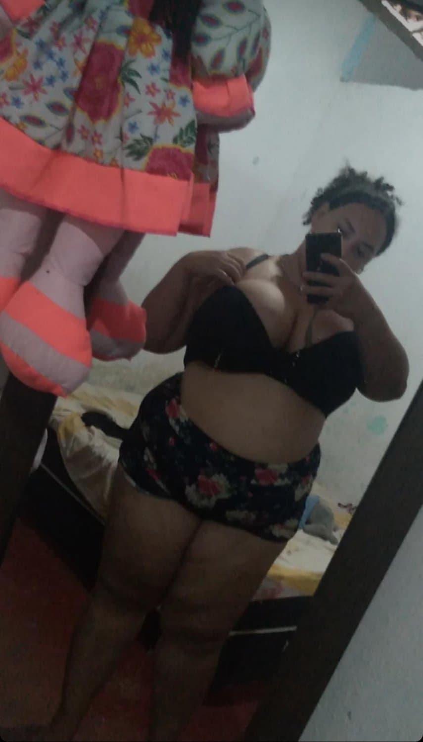 Click to view full size Novinha peituda e rabuda