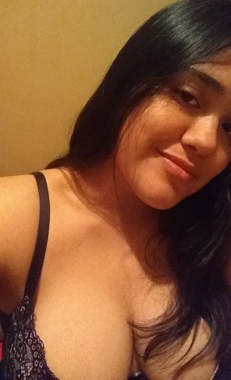 Click to view full size Karen una puta muy sexy de 21 años disfruta de sacarse fotos hot para exhibirse